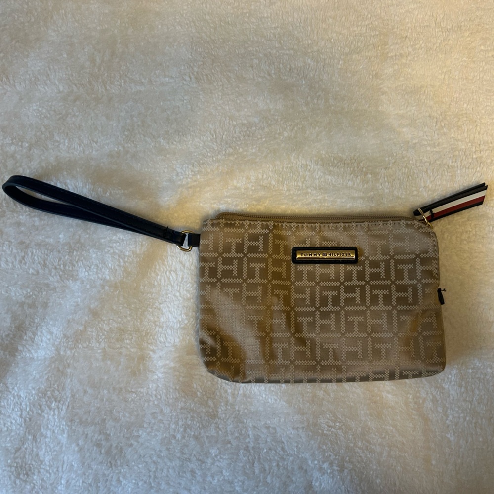 tommy hillfiger wristlet